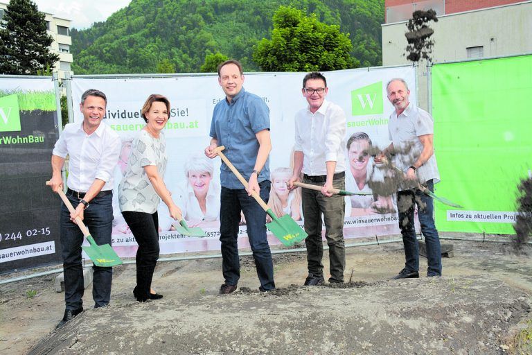 Schwungvoller Spatenstich mit Bernhard König (WWB), Bgm. Andrea Kaufmann, Bernd Winsauer, Architekt Michael Heim und Hansjörg Winsauer. Foto: afp