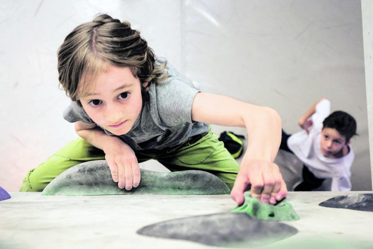 Seil- und angstfreies Klettern in der neuen Steinbock Boulderhalle in RankweilAuf rund 500 Quadratmetern Kletterfläche sind Routen aller Schwierigkeitsgrade entstanden. Geschäftsführer ist der ehemalige Weltklasse-Boulderer Guntram Jörg. „Bouldern verbindet Geist und Körper. Es ist die ideale Sportart, um den Alltagsstress hinter sich zu lassen und körperlich fit zu bleiben“, ist der junge Sportler überzeugt. Im Gegensatz zu einer Kletterhalle verwendet man beim Bouldern keine Sicherung durch Seile, sondern klettert in Absprunghöhe und schützt sich durch Matten gegen Verletzungen.