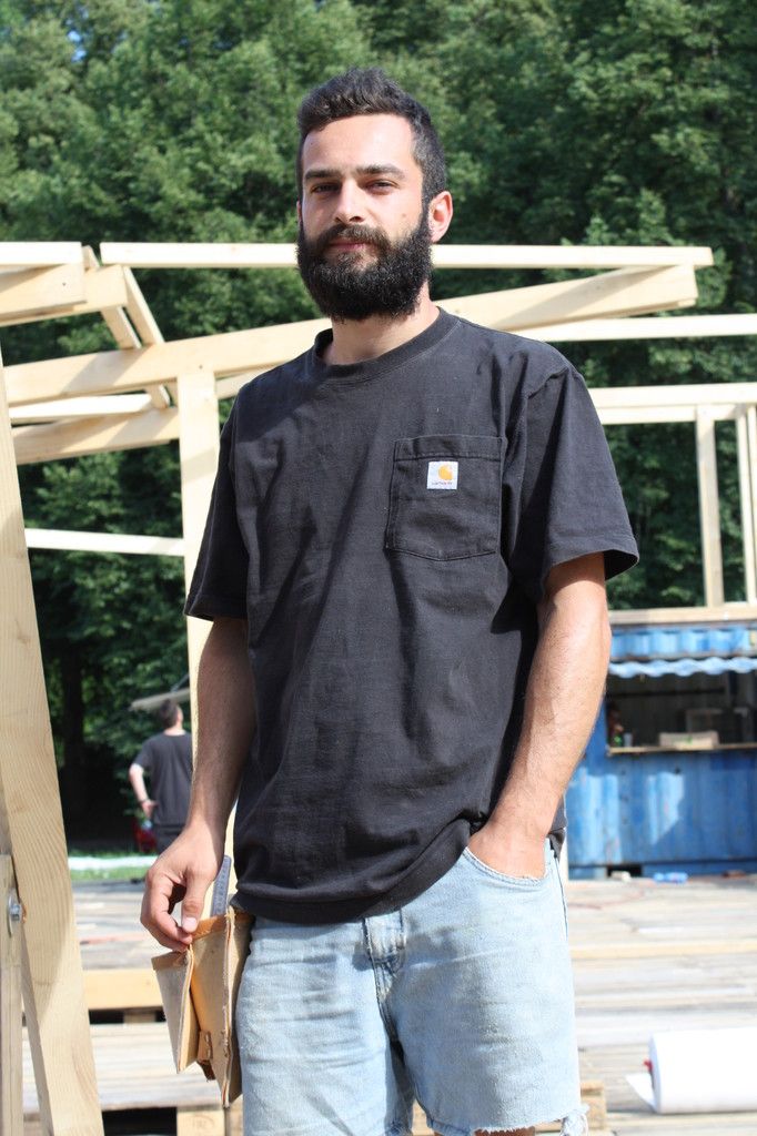 Seit Jahresbeginn arbeitete Robert Zanona praktisch nur an der Gestaltung der Poolbar-Architektur. Foto: doh