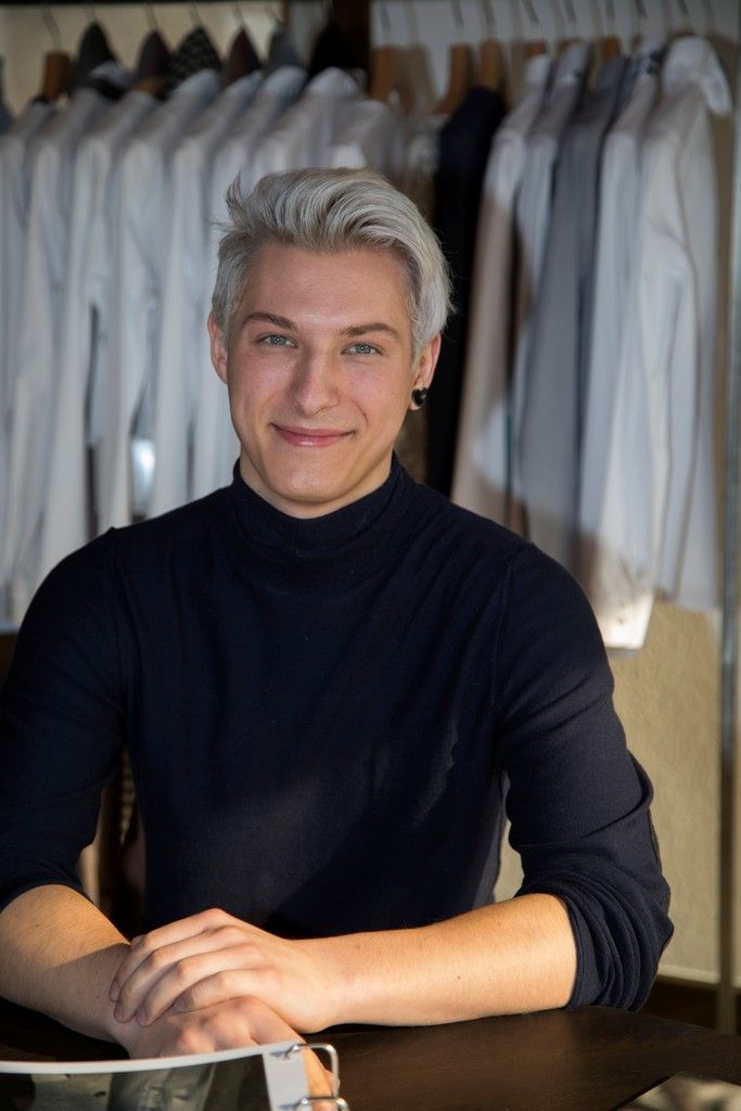 Seit Sommer 2017 arbeite ich bei Weber+Weber als Designassistent, was ein sehr abwechslungsreicher Job ist. Wir sind viel auf Reisen und dabei bekomme ich viele Eindrücke über die Prozessabläufe anderer Unternehmen. Dadurch lerne ich viel über Mode und Design. Christoph Hofherr, Designassistent