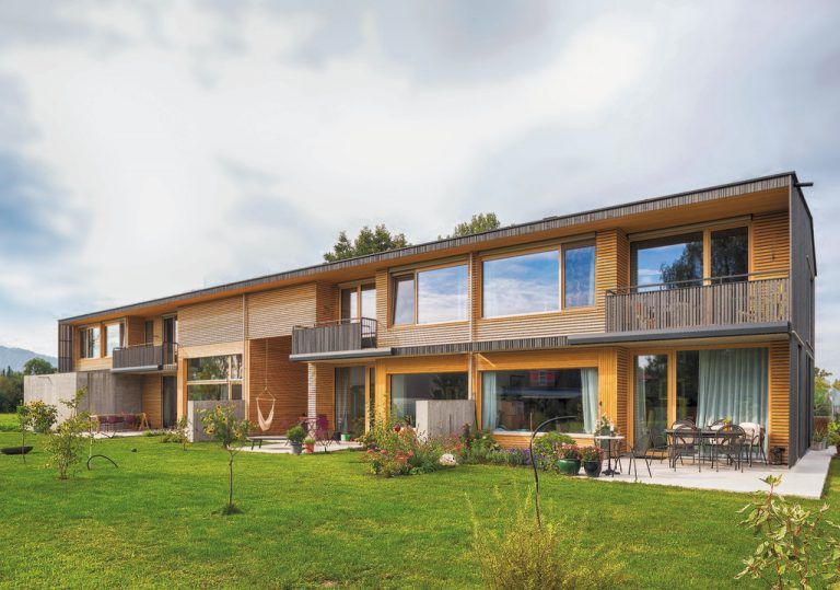 Sieger in der Kategorie Mehrfamilienhaus: das Reihenhaus der Familie Stephan Grabher in Lustenau Fotos: Holzbaukunst