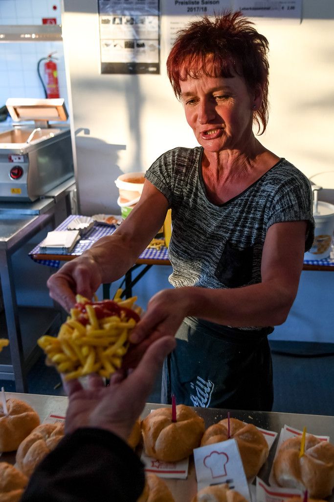 Silvia hatte mit der Verpflegung der vielen Eishockeyfans alle Hände voll zu tun.