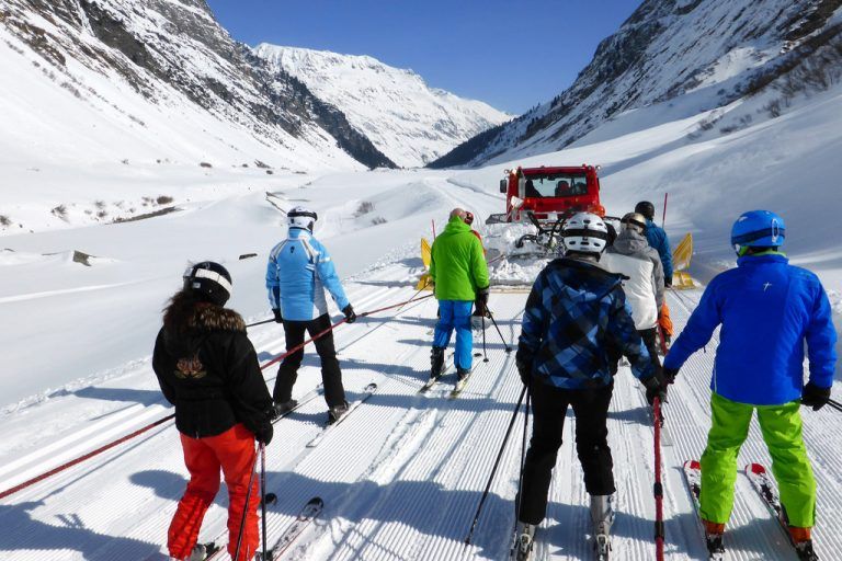 Silvretta SkisafariLos geht‘s mit einer Fahrt auf die Bielerhöhe. Nach einem tollen Skitag zieht ein Pistenbully die Teilnehmer zurück zur Talabfahrt Zeinisjoch, von wo es zurück nach Partenen geht.