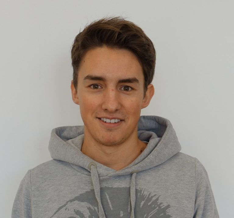 Simon Muther,21, AnlagenelektrikerNach der Gesellenprüfung wollte ich eine Weiterbildung machen und weg von der reinen Elektrotechnik. Der Aufbaulehrgang ist eine gute Kombination zwischen Automatisierungstechnik und Mechanik einerseits und andererseits auch vielen allgemeinbildenden Fächer. Nun besuche ich mit meinen Freunden gemeinsam diese Schule.