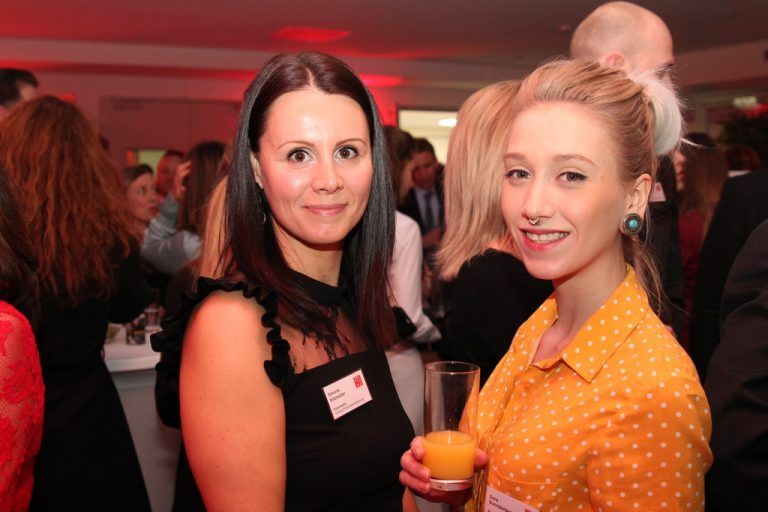 Simone Kitzmüller und Sara Sonnberger von Russmedia hatten Grund zu feiern.