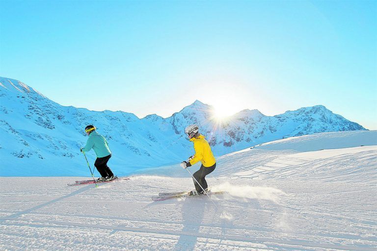 skifahren vor dem einzigartigen Panorama des ortlers 
            Sulden (Südtirol) ist rekordverdächtig: Das weitläufige Gletscherskigebiet unter dem Ortler wird von insgesamt vierzehn Dreitausendern eingerahmt und verfügt über die größte Luftseilbahn der Welt. Neben zahlreichen Pisten für Skifahrer bietet das hochalpine Gebiet auch Tiefschneehänge für Extremskifahrer und Freerider, einen Funpark mit Halfpipe und einen eigenen Kindergarten für den Nachwuchs.