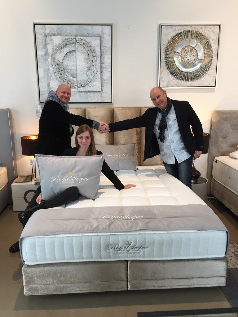 Sleep&More Das Team von Sleep&More verzichtet auf Kunden- und Mitarbeitergeschenke sowie auf eine Weihnachtsfeier. Stattdessen wurde ein Bett im Wert von 4000 Euro an das SOS Kinderdorf gespendet.