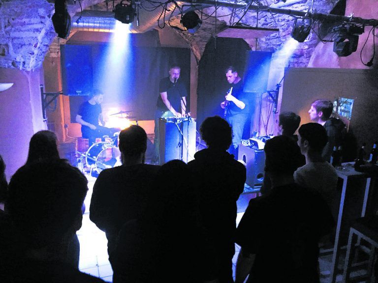 So geht das: hingehen, machen, wieder weggehen. Die Stärke von „Utro“ liegt nicht in der Show, sondern in den fabrizierten Klängen. Foto: VN/hf