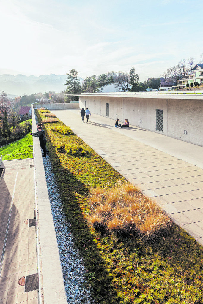 Sonnenplatz Die neue Terrasse am Flachdach ist bei den Schülern und Schülerinnen sehr beliebt.