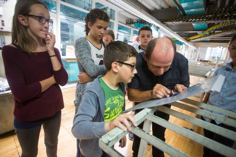 Spannende Einblicke in die Medienwelt: Bei Russmedia erfuhren die jungen Besucher unter anderem, wie eine Zeitung gedruckt wird.