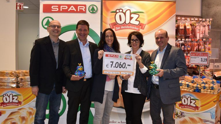 Spar In Kooperation mit dem Meisterbäcker Ölz sammelte Spar Spenden für Kinder in Vorarlberg. Der Scheck im Wert von 7060 Euro wurde an „Netz für Kinder“ übergeben. Dieser Betrag hilft, dass Kinder ein Stück Normalität bekommen.