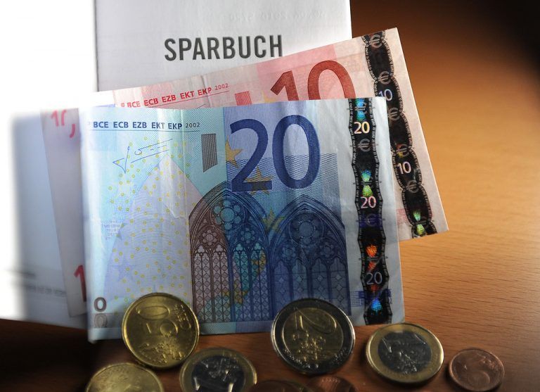 Spareinlagen bieten zwar eine hohe Sicherheit, doch das Ersparte ist wegen Inflation und Zinsniveau immer weniger wert. APA