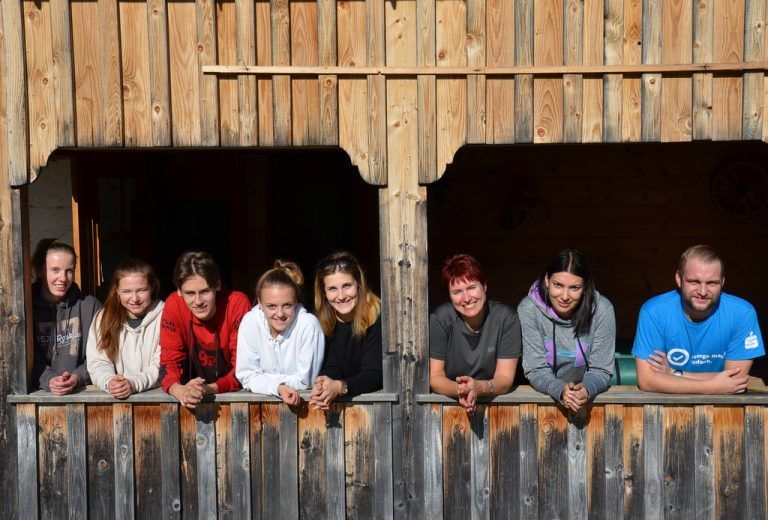 Sparkasse Miriam Bösch (Bregenz), Anna Dup (Dornbirn), Michelle Gesson (Feldkirch), Fabian Nesensohn (Dornbirn) und Marie Rauch (Feldkirch) starteten ihre Ausbildung als Bankkaufleute in der Sparkasse. Um den Grundstein für Zusammenarbeit legen zu können, bestanden die Lehrlinge mit ihren Ausbildern ein Outdoor-Abenteuer im Bregenzerwald.