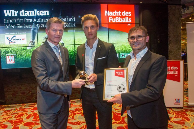 Spieler des Jahres Philipp Netzer mit Casino-Direktor Bernhard Moosbrugger und VN-Sportchef Christian Adam.