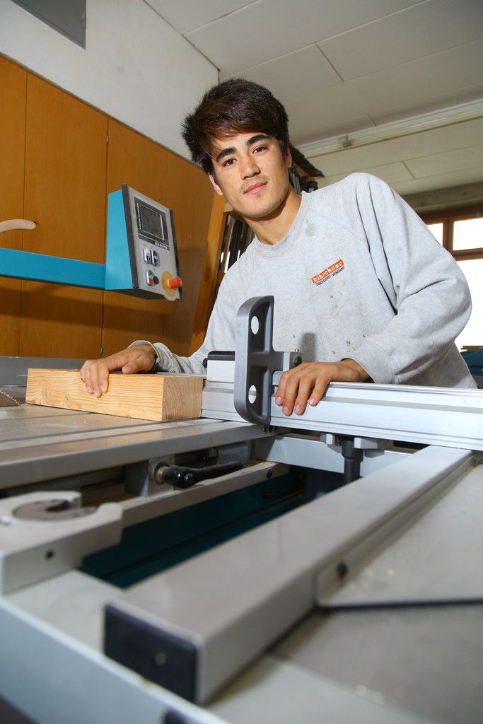 Sprache und Ausbildung führen zur Arbeitsmarktintegration. Homayon Yasini aus Afghanistan etwa absolviert eine Tischlerlehre. VN/Hofmeister