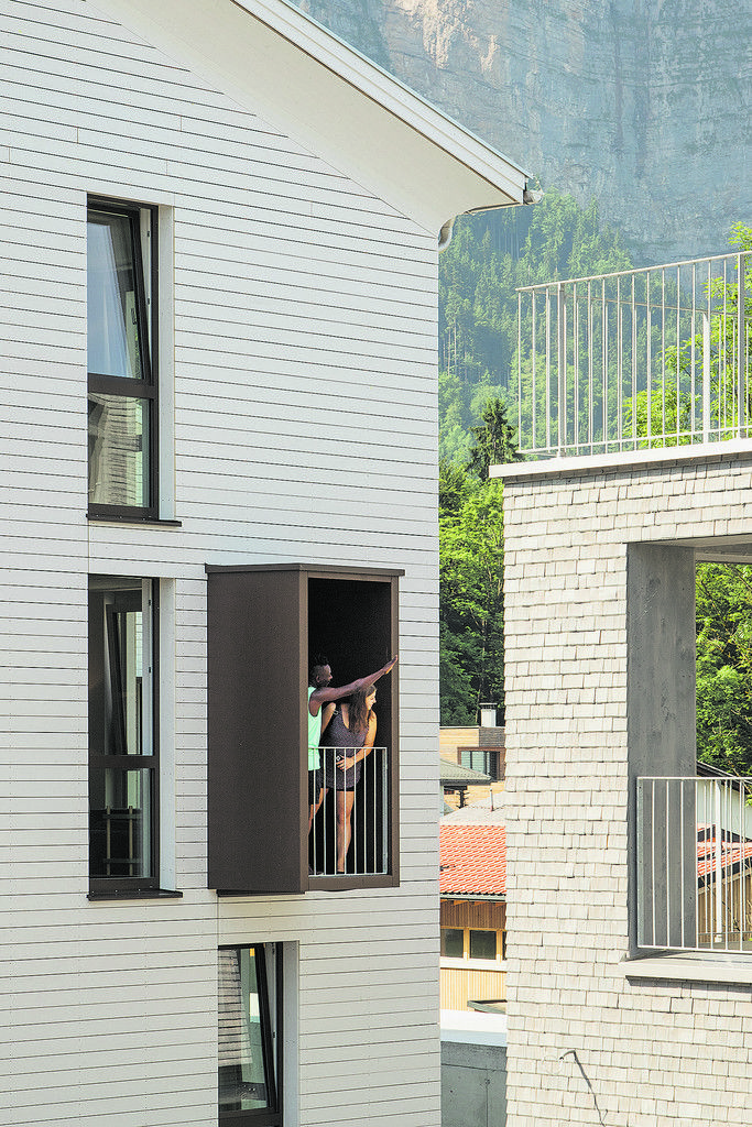 Statt großzügig dimensionierter Terrassen nutzen die Bewohner der RIVA-Häuser kleine, braun eingehauste Balkone mit zarten metallenen Brüstungen. Dafür gibt es für jede Wohnung einen Garten mit Kabane.