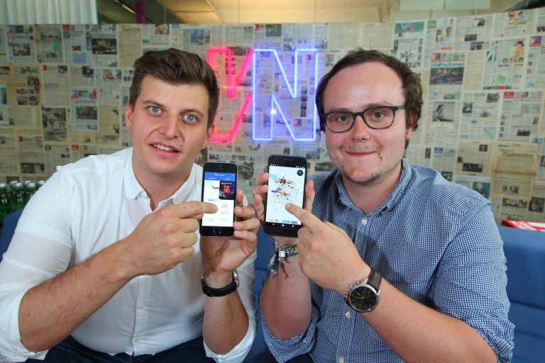 Stefan Niederer von der Wirtschaftskammer (l.) und Entwickler Lukas Böhler mit der Leitbetriebe-App. Foto: VN/Hofmeister