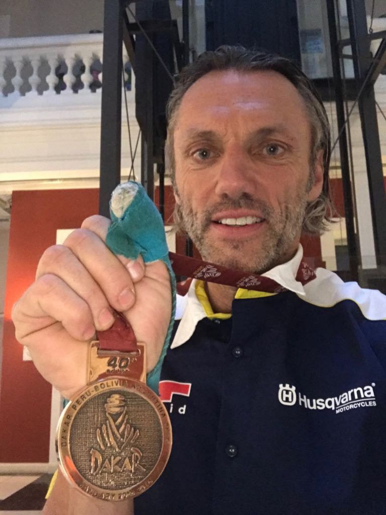 Stolz präsentiert Markus Berthold seine Dakar-Medaille.VN