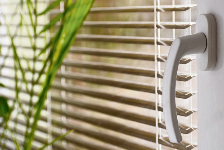 Stoßlüften Gekippte Fenster kühlen den Raum lediglich ab. Regelmäßiges Stoßlüften hingegen sorgt für ein gesundes Raumklima.