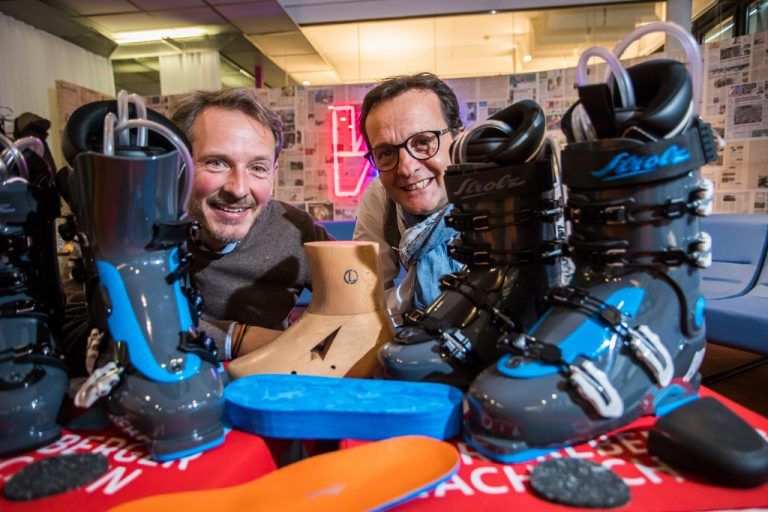 Strolz-Geschäftsführer Stefan Maierhofer (r.) und Marketingleiter Roland Schneider mit dem neuen Modell Evolution. VN/Steurer