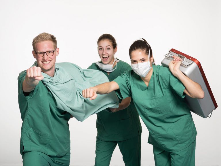 Superkräfte für den OP: Auch sie erhalten ihren Schliff in der Gesundheits- und Krankenpflegeschule.  Fotos: khbg, mohr