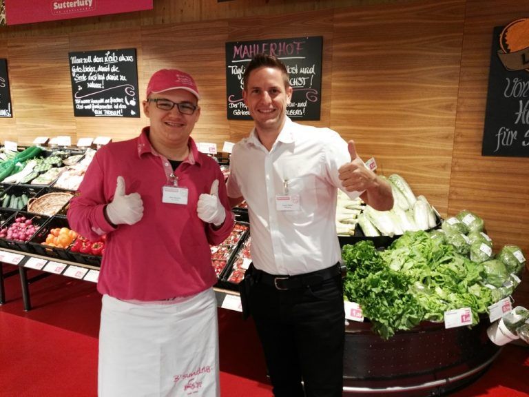 Sutterlüty Bei Sutterlüty im Lustenauer Kirchpark hat Simon Bergmann die Lehre zum Einzelhandelskaufmann begonnen. Marktleiter Dietmar Baldauf ist sein Ansprechpartner in allen Belangen rund um die Ausbildung.