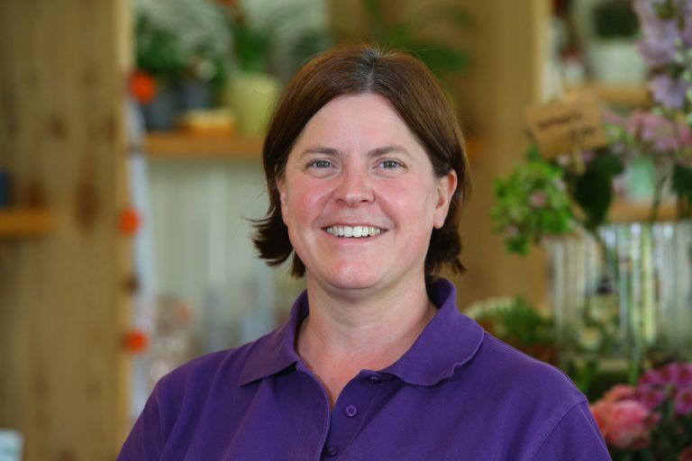 Sylvia Rath,
Floristin
Wir sind ein kleines Team und können uns zu 100 Prozent aufeinander verlassen. Ich bin seit der Eröffnung dabei und helfe überall.