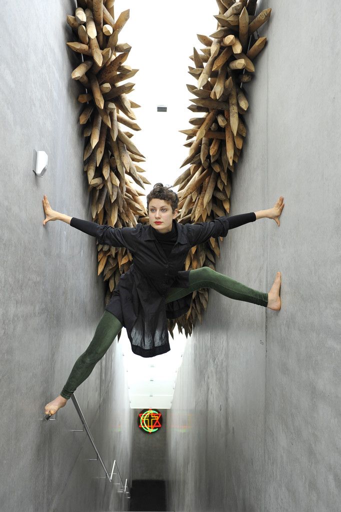 Szene aus einer Kunsthaus-Serie: Natalie Fend entwickelte eine Choreografie zu Arbeiten von Pascale Marthine Tayou. Foto: Rudolf Sagmeister