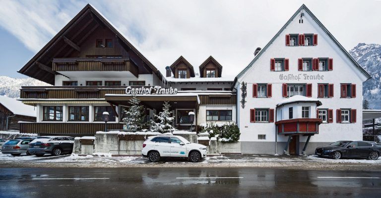 Tabu für Veränderungen jeder Art ist das rund 200 Jahre alte Stammhaus der Brazer „Traube“, die 1980 linksseitig und vor zehn Jahren nach den Plänen vonEckhard Amann rückseitig erweitert wurde.
