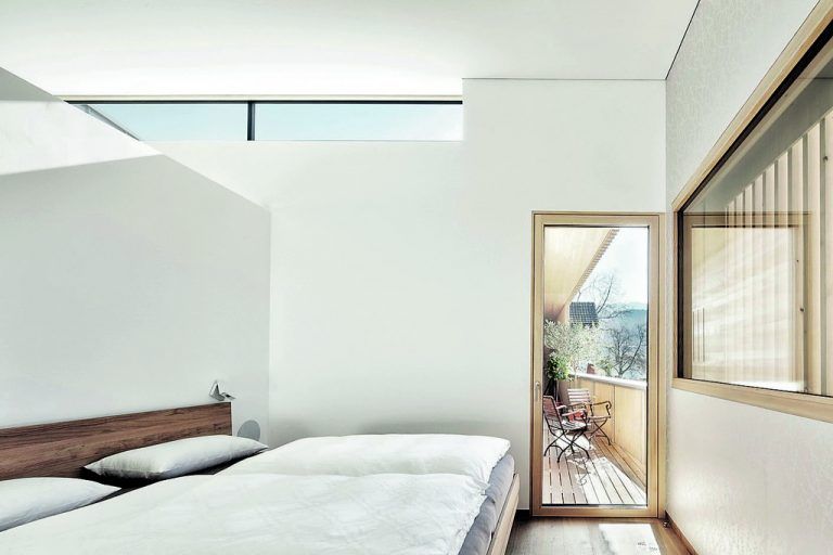 Tageslicht aus den Oberlichten, vom Balkon her, durch das von feststehenden Lamellen aus Weißtanne beschirmte Fenster – durchlässig und gleichzeitig vor Blicken geschützt.