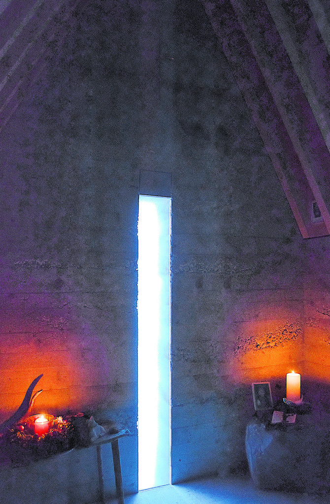 Tageslicht von oben, aufsteigendes Blau, der Farbe des Glaubens und Entrückung, Kerzenlicht: Mehr braucht Besinnung nicht.