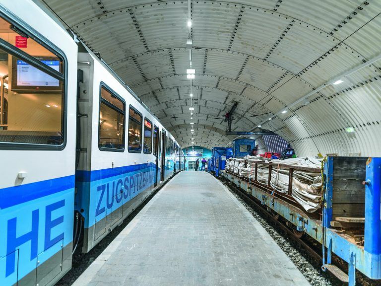 Taghell mit Zumtobel-Licht. Bahnhof Zugspitzplatt. Foto: Zumtobel