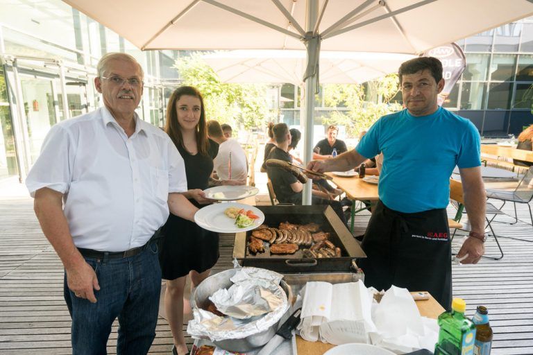 Tann-Chef Ernst Marte und Janine Decarli (Haberkorn-Personalabt.) testeten die Grillagen. Foto:Stiplovsek