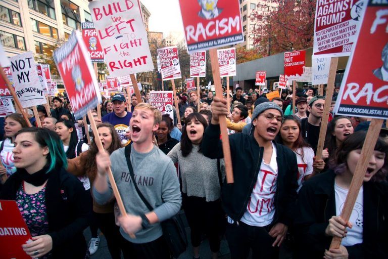 Tausende zogen durch die Straßen von Seattle, um gegen Trump zu protestieren. Foto: AFP