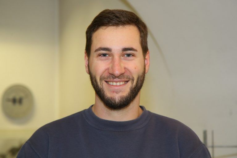 Tobias Oberhuber, 
              Angestellter
            Ich bin schon seit 19 Jahren im Betrieb tätig. Das Elektrogeschäft ist meine kleine Welt. Dort kann ich eigenhändig agieren und bin mein Chef.