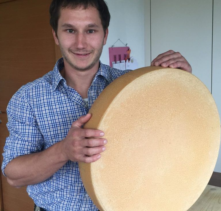 Tobias Schweizer präsentiert seinen Käse heute in Schwarzenberg. VN/mef