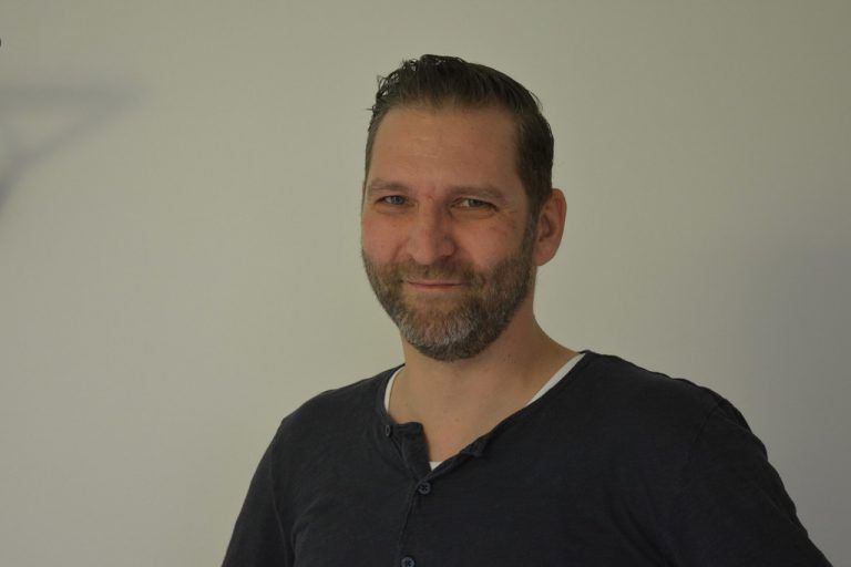 Toll ist, dass ich vom ersten Kundenkontakt bis zum fertigen Produkt alles selbst betreue. Außerdem taugt mir die Nähe. Ich bin mit dem Fahrrad in fünf Minuten da. Peter Willatschek, Grafik, Konzept, Beratung