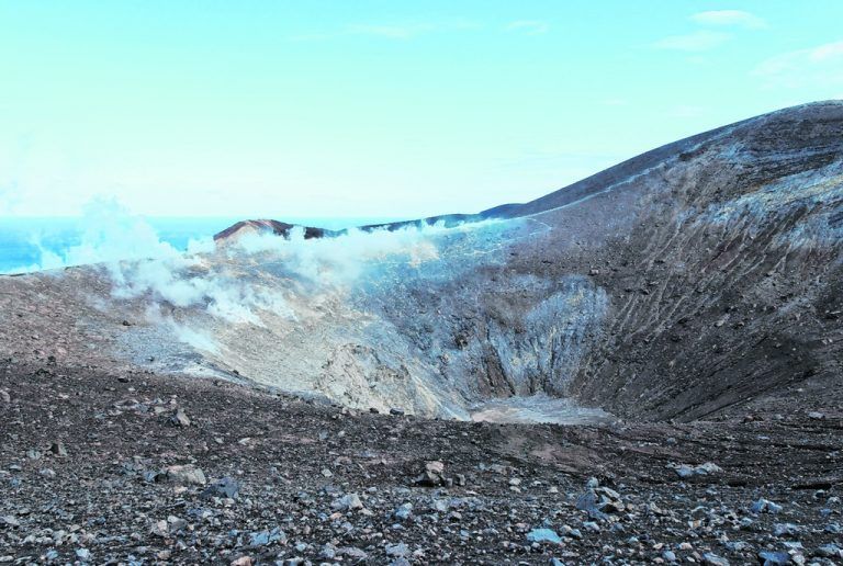 Touristen nutzen auf Vulcano die Gelegenheit, in dem vom Vulkan erwärmten Schlamm zu baden.