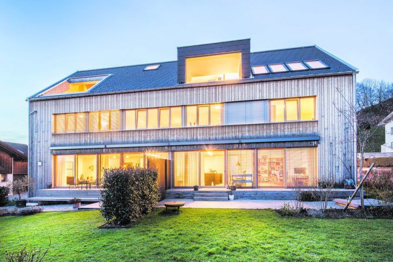 Traditionell in der Form aber doch erkennbar neu wurde das Dreifamilienhaus an die Stelle eines Rheintalhauses gesetzt. Zur Straße richten sich die überdachten Parkplätze und die drei Eingänge.