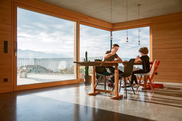 Traumhafter Ausblick vom Wohnraum aus. Die Wände sind in Weißtanne gehalten, am Boden Estrich, die Decke ist in Sichtbeton gehalten.