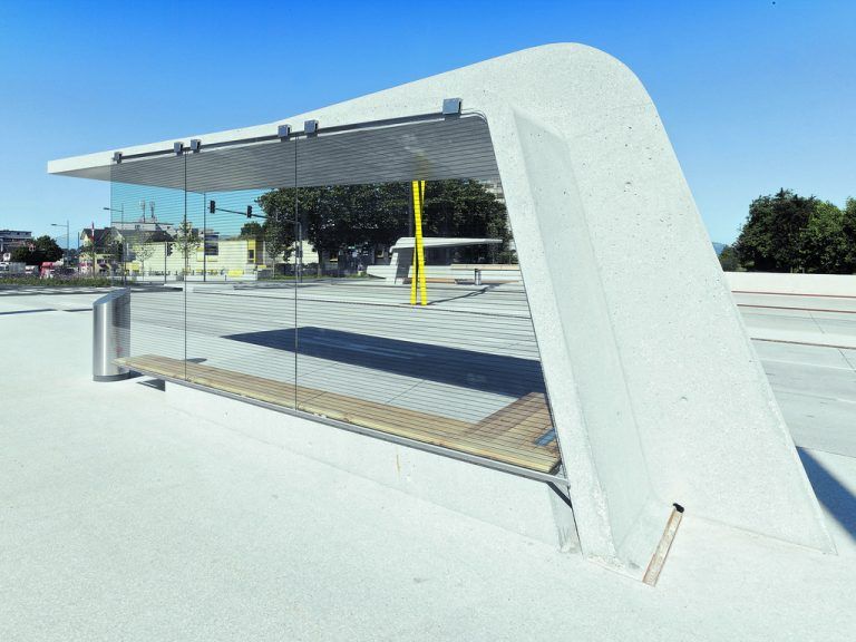 Trotz des harten Baustoffs Beton sind organische Rundungen charakteristisch für die neue Sägerbrücke über die Dornbirner Ach.