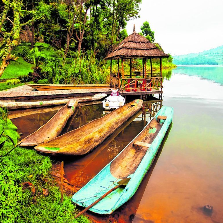 Typische Boote der Fischer am Bunyonyi-See.