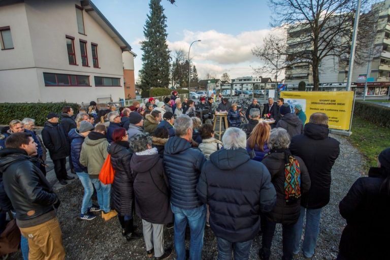 Über 50 Menschen versammelten sich beim ersten öffentlichen Auftritt der Bürgerinitiative.VN/Paulitsch
