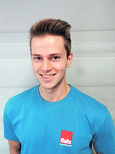 Über ein Knigge-Seminar mag man denken: „Über solche Sachen weiß ich doch schon Bescheid.“ Trotzdem lernte man neue, interessante Ansichten zu gewissen Themen, wie Verhalten beim Smalltalk oder bei geschäftlichen Telefonaten etc. kennen und erfuhr, welche Einzelheiten man selber falsch macht. Julian Forte, IT-Techniker, 2. Lehrjahr