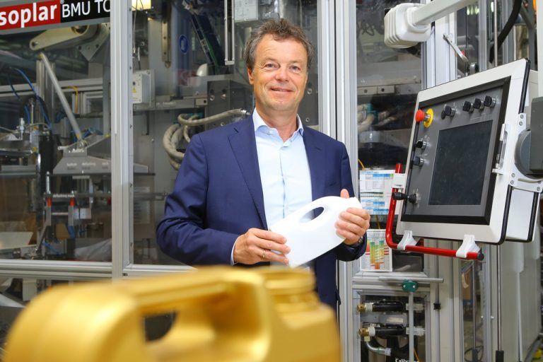 Um ein Unternehmen wie Alpla zu steuern, vertraut Günther Lehner auf die Mitarbeiter und Teams weltweit, die dafür sorgen, dass alles koordiniert funktioniert. Fotos: VN/Hofmeister