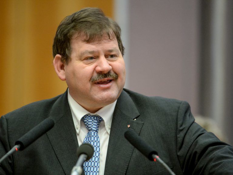 Um Wohlstand, eine gesunde Wirtschaft und Arbeitsplätze sicherzustellen, bedarf es allerdings kluger, gesamtheitlicher Lösungen und keinen einseitigen Zugang,
LAbg. Hubert Kinz, FPÖ