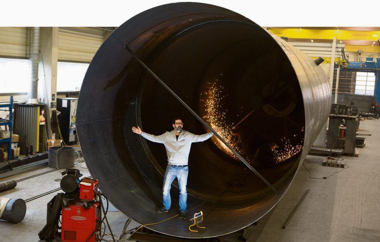 Unitec-Mitarbeiter Klaus Henschke zeigt, wie groß der Riesenspeicher ist, der im Dezember in Lochau gefertigt wurde.  FotoS: Hartinger, Unitec
