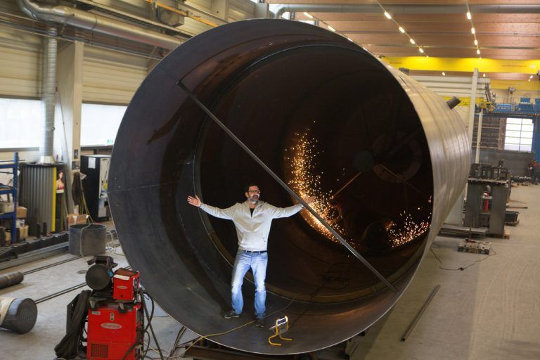Unitec-Mitarbeiter Klaus Henschke zeigt, wie groß der Riesenspeicher ist, der im Dezember in Lochau gefertigt wurde.  FotoS: Hartinger, Unitec