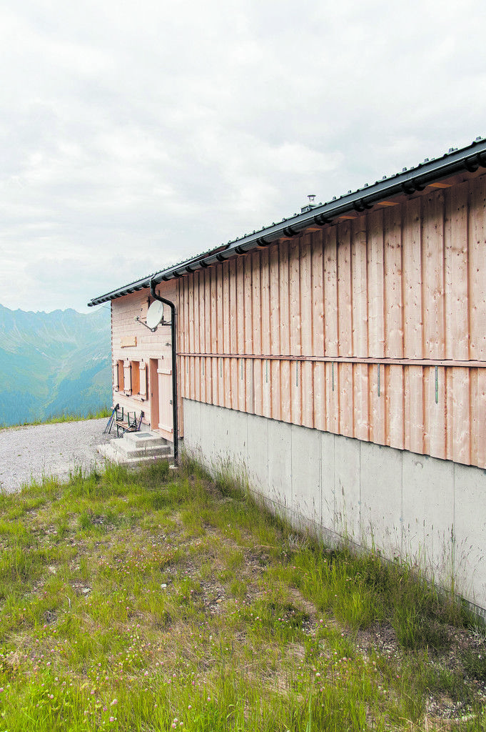 Unter einem gemeinsamen Dach Alphütte und Freilaufstall sind in einem Baukörper zusammengefasst.
