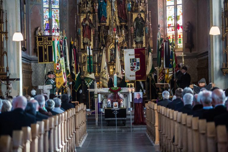 Unter großer Anteilnahme wurde Hubert Hammerer in der Pfarrkirche Egg verabschiedet. Foto: Steurer